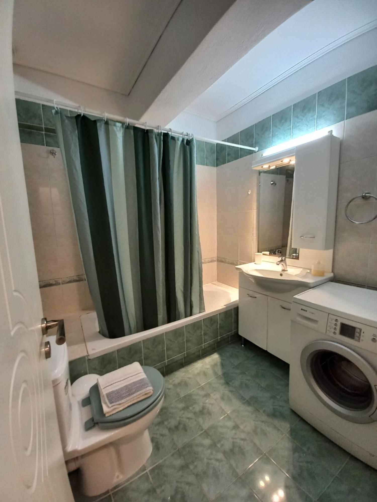 A V G E R I N O S Athens Apartment Bagian luar foto